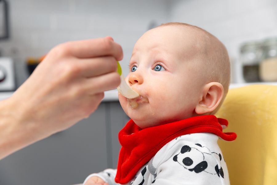 Vergelijking combineren Aanpassen Voedingsschema baby 4 maanden: de eerste oefenhapjes – 24Baby.nl