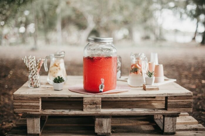 Kan met water en rood fruit als babyshowerdrankje