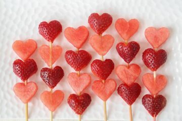 Hartvormige fruitspiesjes als babyshowerhapje