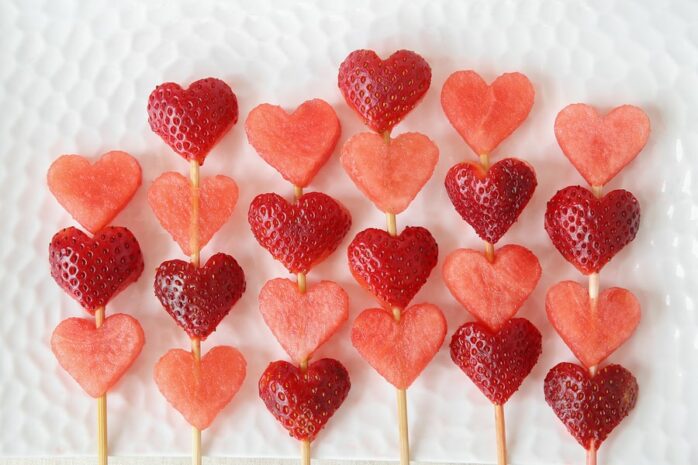 Hartvormige fruitspiesjes als babyshowerhapje