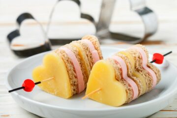 Mini-sandwiches in hartvorm als babyshowerhapje