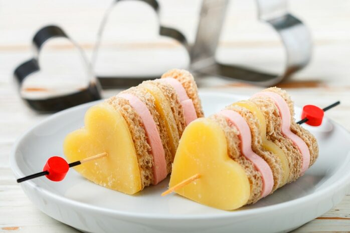 Mini-sandwiches in hartvorm als babyshowerhapje