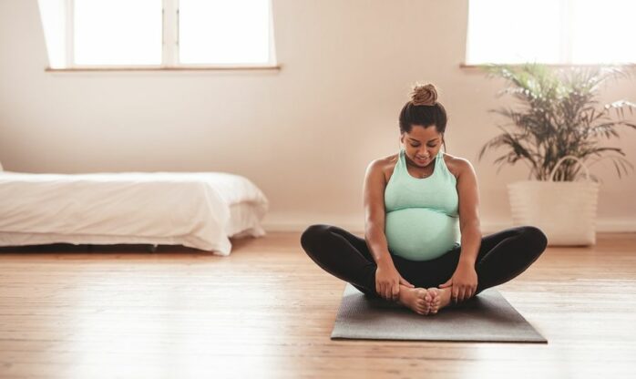 Zwangere vrouw doet aan yoga