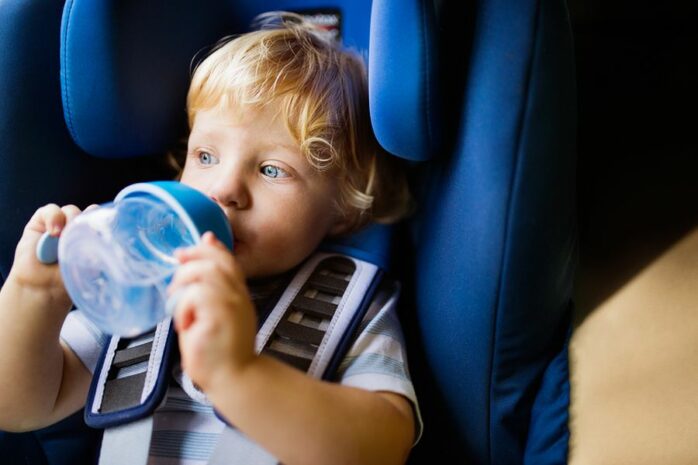Baby drinkt water tijdens autovakantie