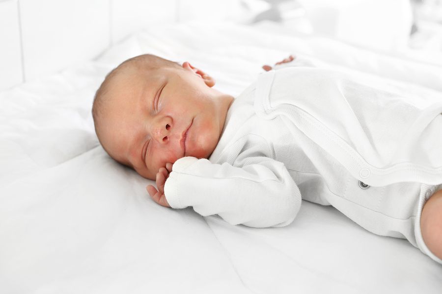 Baby met de perfecte babynaam slaapt rustig