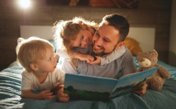 Vader brengt peuter cultuur bij door voor te lezen