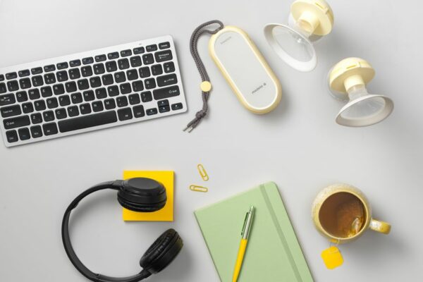 Kolfspullen van Medela liggen op het bureau