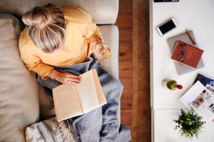Vrouw leest een boek om te ontspannen