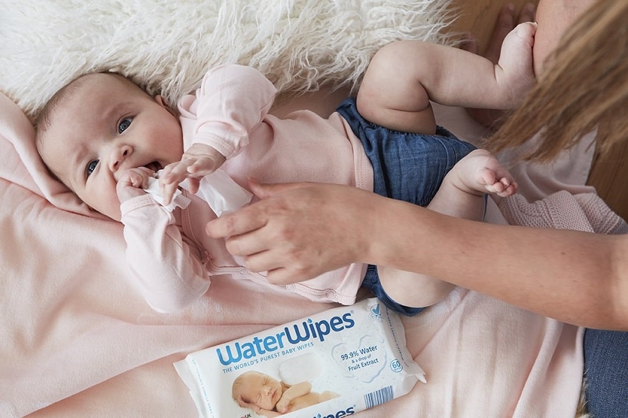 Meisje speelt met WaterWipes doekjes