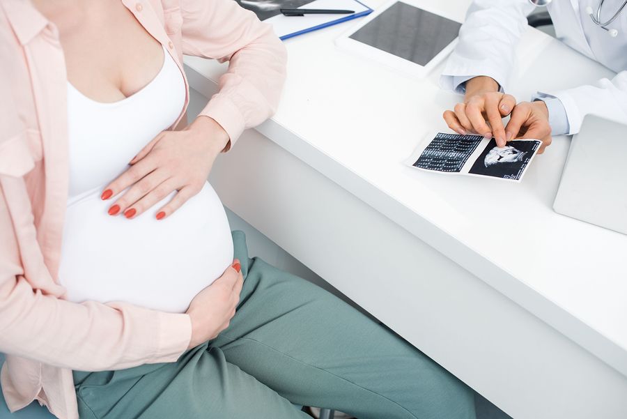 Zwangere vrouw tijdens bezoek aan verloskundige in corona uitbraak