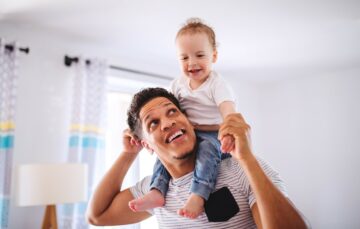 Vader en zoon doen samen een indoor speurtocht