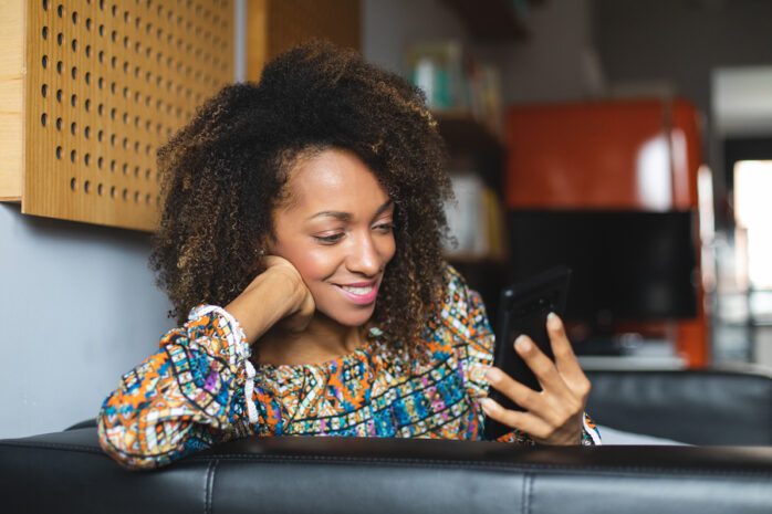 Vrouw doet aan videobellen tijdens social distancing