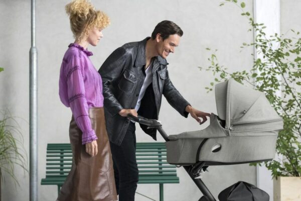 Man en vrouw staan stil met Stokke kinderwagen