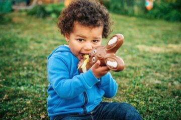 Kind geniet van chocolade paashaas
