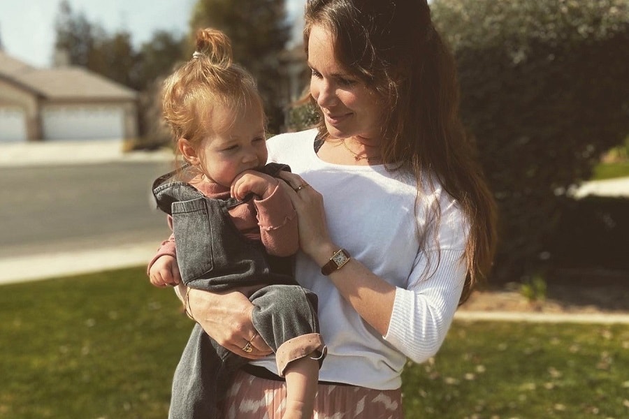 Claire met haart dochtertje in de tuin