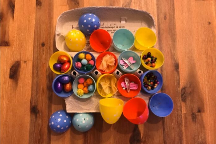 Plastic eieren met kleine voorwerpen erin voor het paasspelletje geluidenmemory