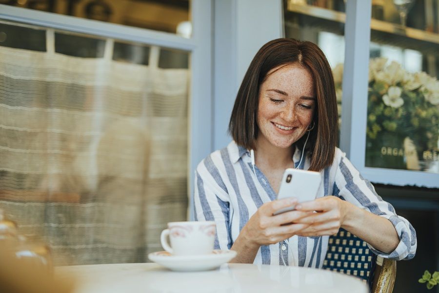 Vrouw blijft angst voor corona de baas door videobellen