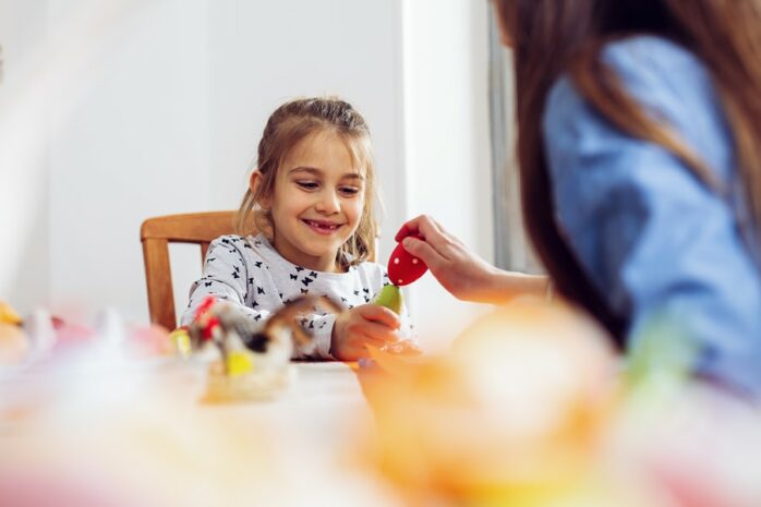 Meisje speelt het paasspelletje eitje tik