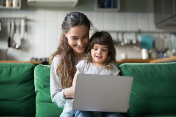 Meisje videobelt met familie tijdens verjaardag