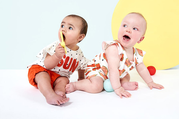Baby's in babykleding van HEMA