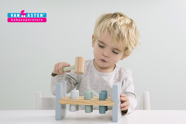 jongen speelt met houten speelgoed als cadeau peuter