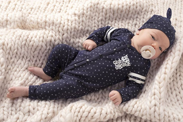 Baby in Born to be Famous newborn kleding