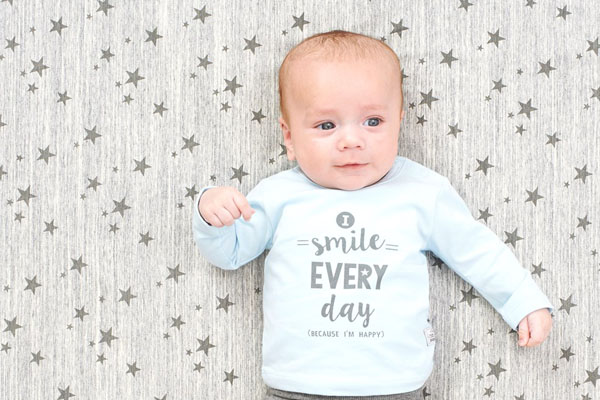 baby ligt op aerosleep matras