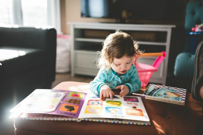 Meisje leest boek voor goede taalontwikkeling