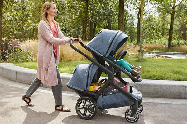 Moeder duwt Nuna Demi Grow kinderwagen