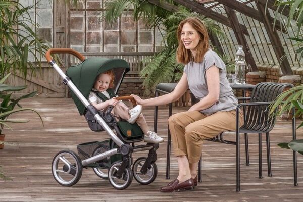 kindje zit in Mutsy Nio kinderwagen