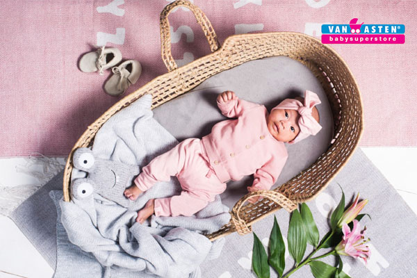 baby in babykleding van Van Asten