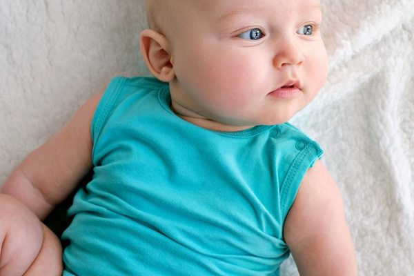 baby draagt zeeman rompertje