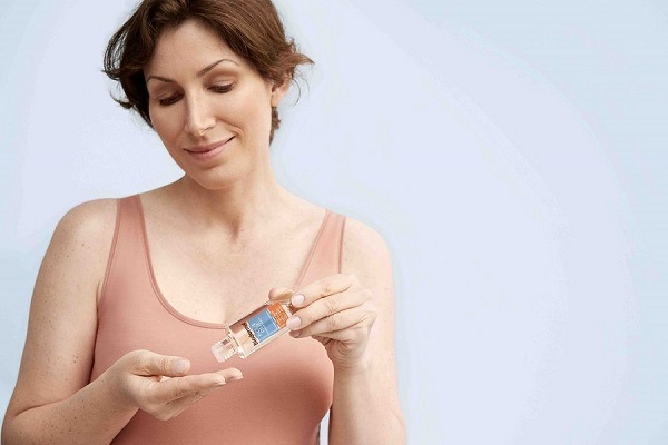 Vrouw probeert Biodermal P-CL-E olie voor de huid