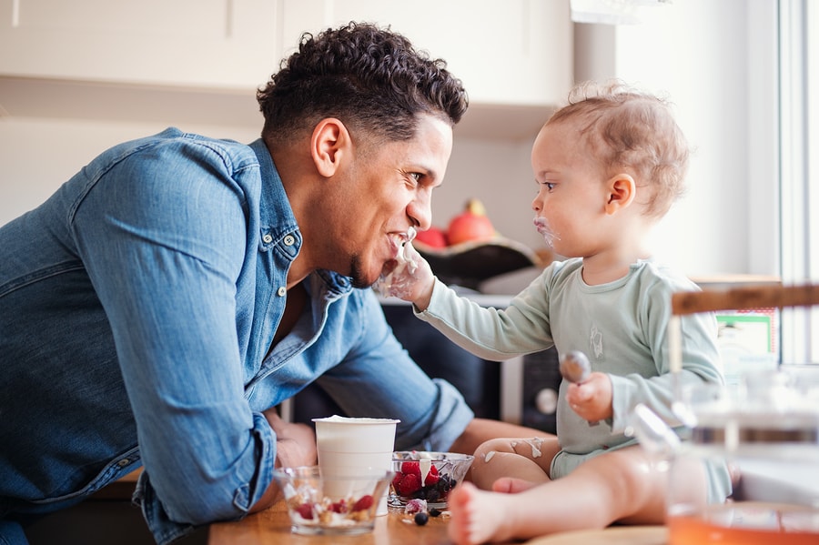 Vader en baby eten ontbijt op eerste Vaderdag