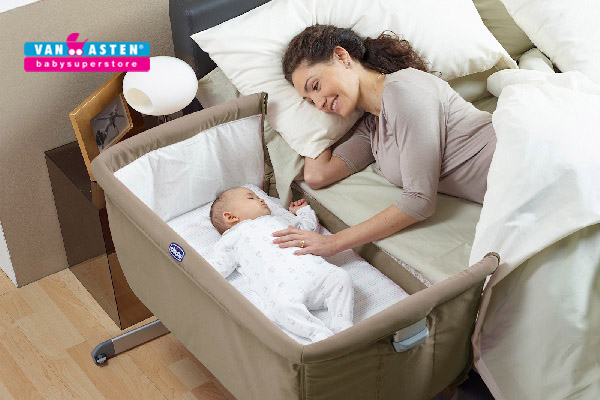 baby ligt veilig in cosleeper wieg