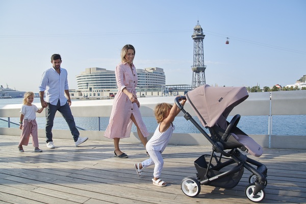 Gezin op pad met Easywalker Charley kinderwagen