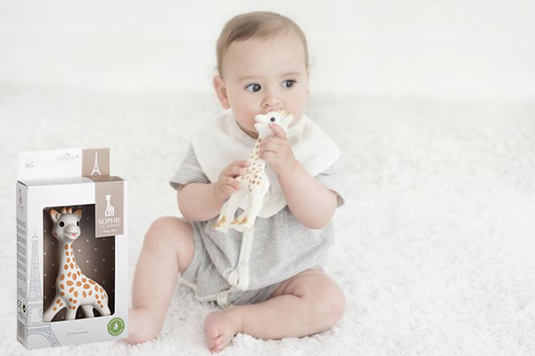 baby bijt op Sophie de Giraf