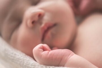 Pasgeboren baby met Friese unisexnaam