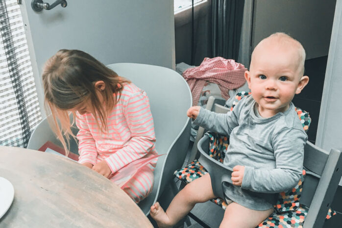 baby zit binnen in Stokke Tripp Trapp