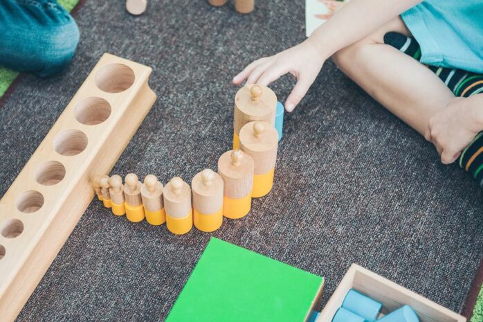 Kind speelt met montessorimateriaal