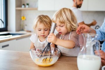 Peuters helpen in de keuken