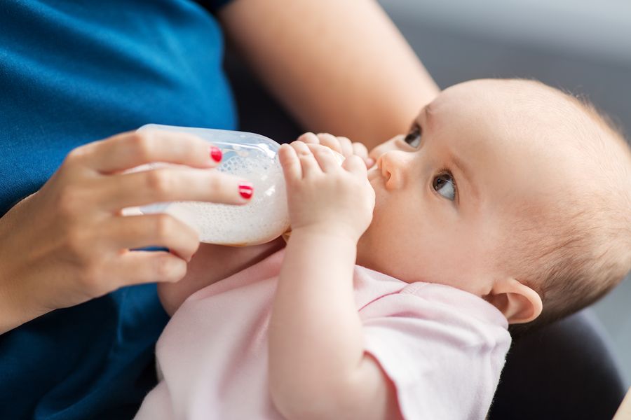 Baby drinkt Loulouka opvolgmelk