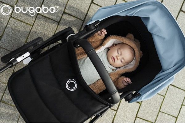 Baby slaapt in Bugaboo kinderwagen