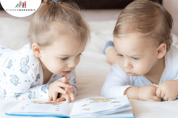 Kinderen lezen boeken van Kinderboekerij