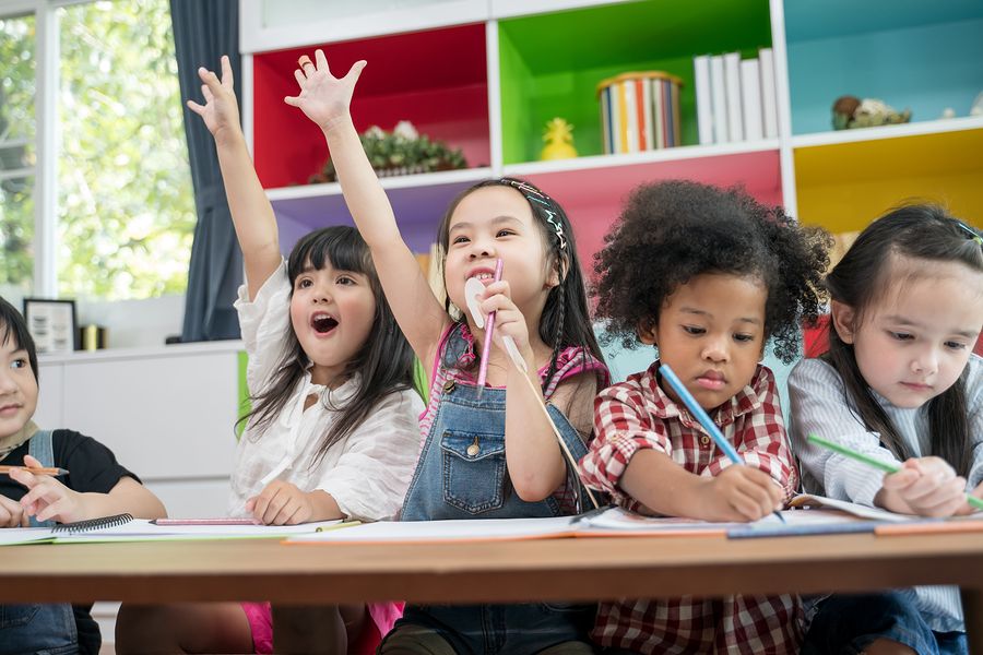 Kinderen werken achter een bureau op de jenaplanschool
