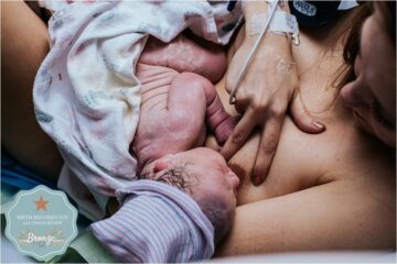 Vrouw legt haar tepel goed voor borstvoeding