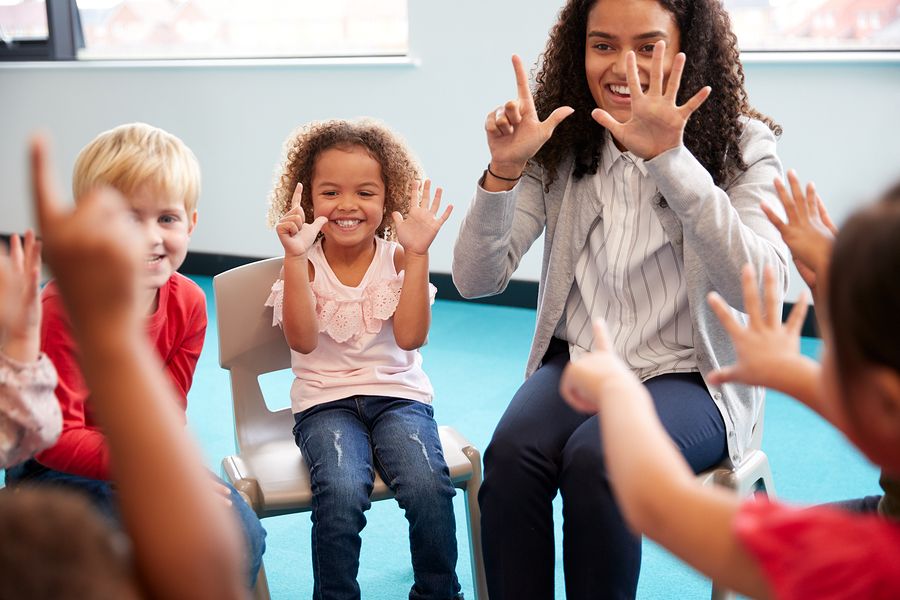 Kinderen zitten in de kring op een Freinetschool