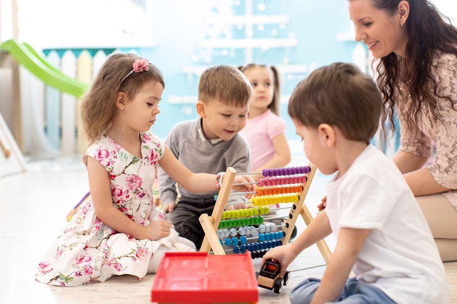 Kinderen spelen met telraam op de daltonschool