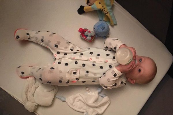 Baby James drinkt uit zijn flesje