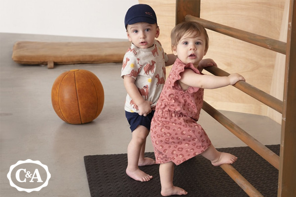 twee kindjes in babykleding van C&A